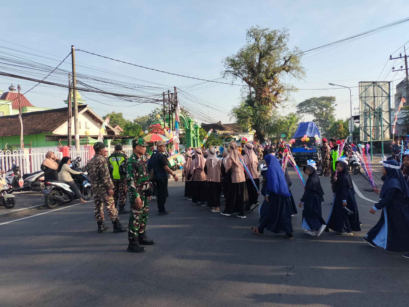 Amankan Pawai Ta’aruf 1 Muharram di Widodaren, Sinergi TNI-Polri Kawal Ribuan Santri
