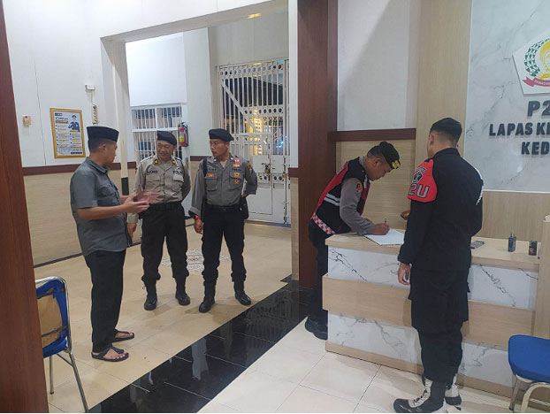 Perkuat Sinergisitas, Anggota Polres Kediri Kota Gelar Patroli Sambang Malam Hari di Lapas Kediri