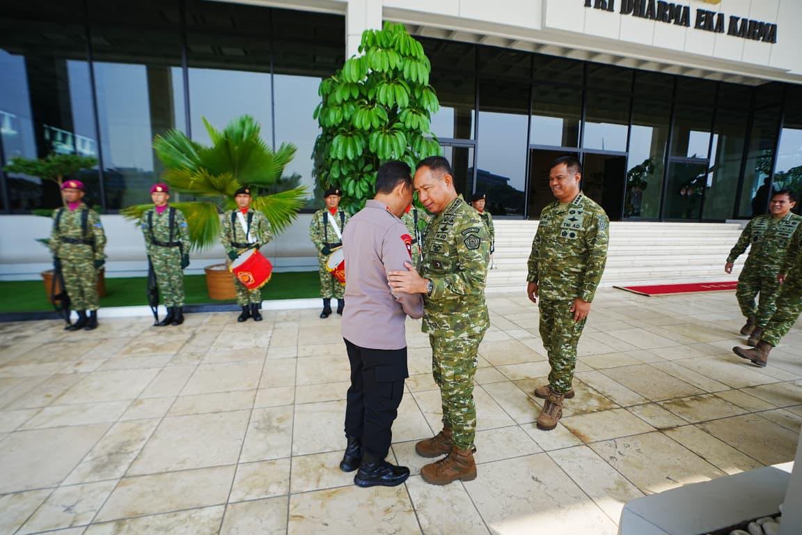Kapolri Perkuat Soliditas TNI-Polri Lewat Silaturahmi dengan Panglima TNI di Mabes TNI