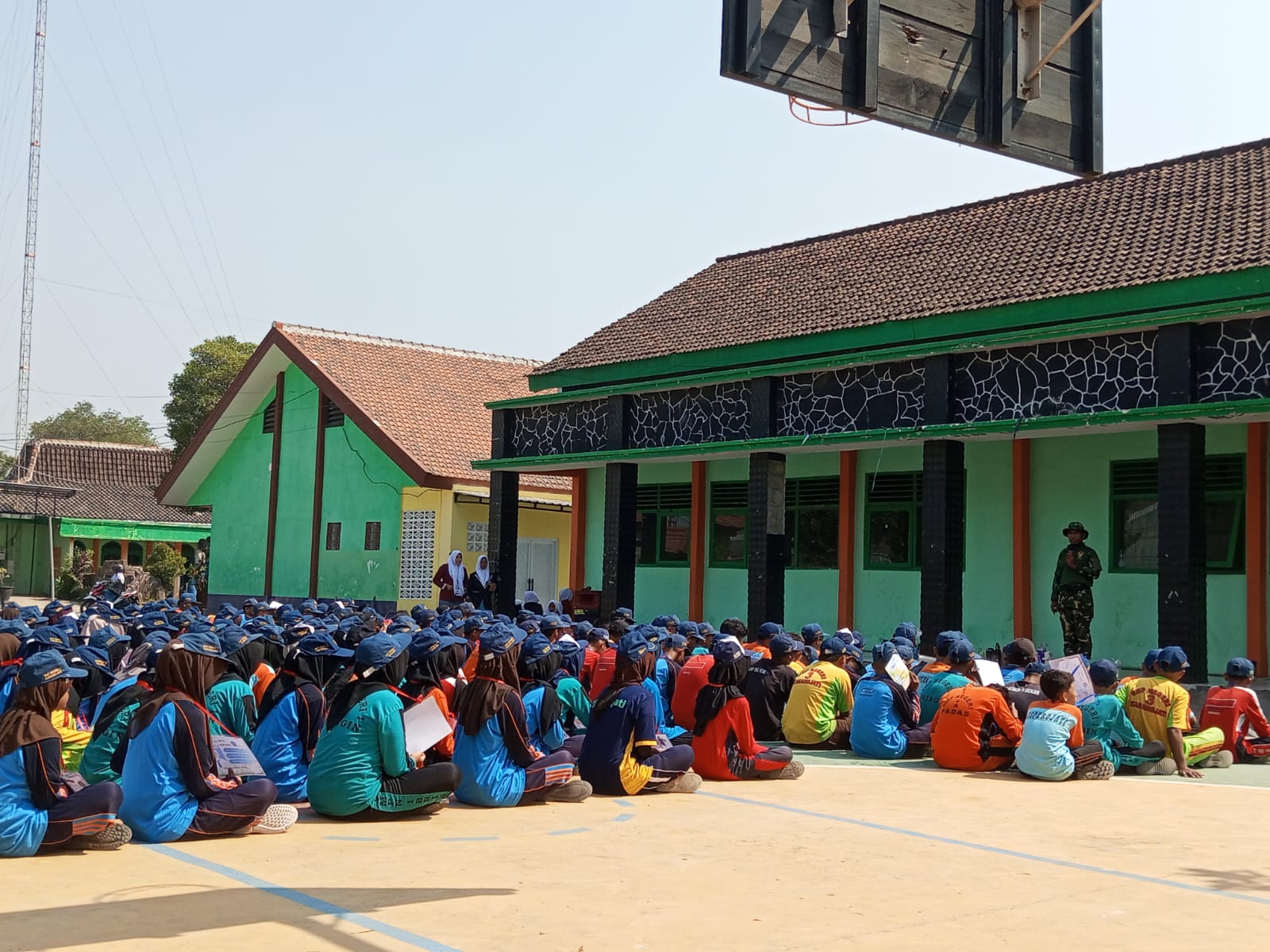 MPLS di SMAN 1 Karangjati, Babinsa Berikan Pelatihan PBB untuk Bentuk Karakter Pelajar
