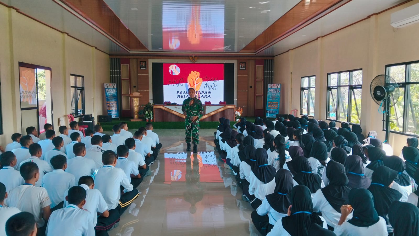 Masa Pengenalan Lingkungan Sekolah, Babinsa Koramil 03/Geneng Berikan Pelatihan PBB Dan Wasbang