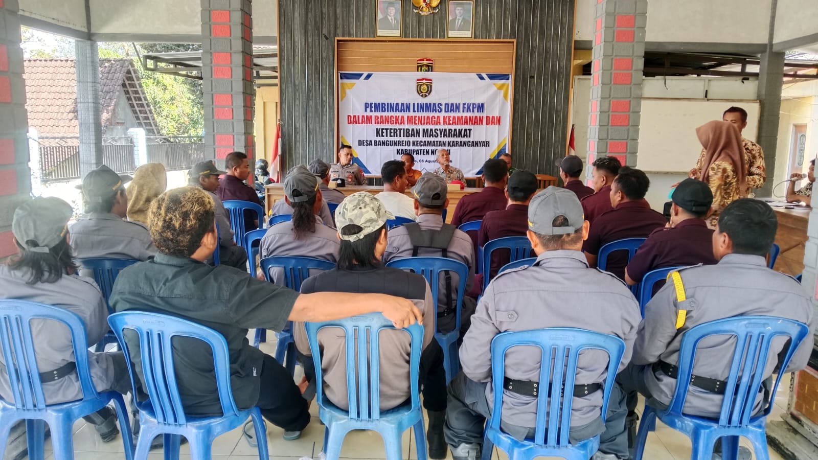 Babinsa Koramil Karanganyar Bersama Bhabinkamtibmas Berikan Pembinaan Kepada Linmas
