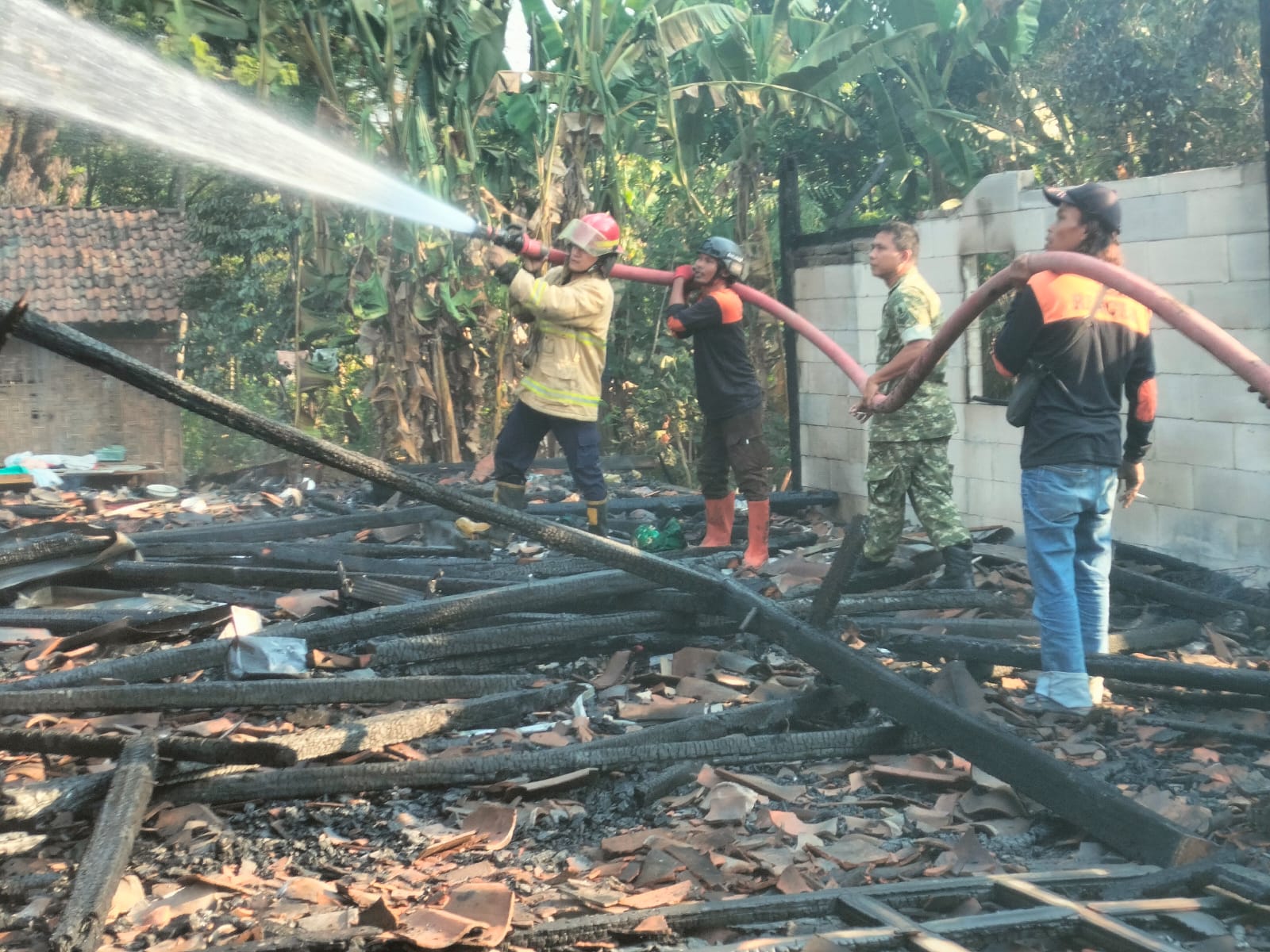Gerak Cepat, Babinsa Paron dan Damkar Padamkan Kebakaran Rumah Warga Akibat Korsleting Listrik