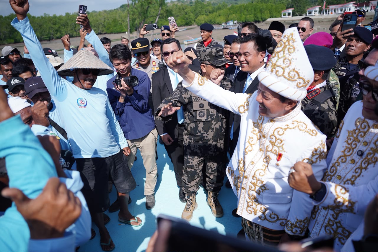 Menteri Trenggono Upacara HUT RI Bareng Nelayan di Kampung Nelayan Merah Putih Sorue Jaya