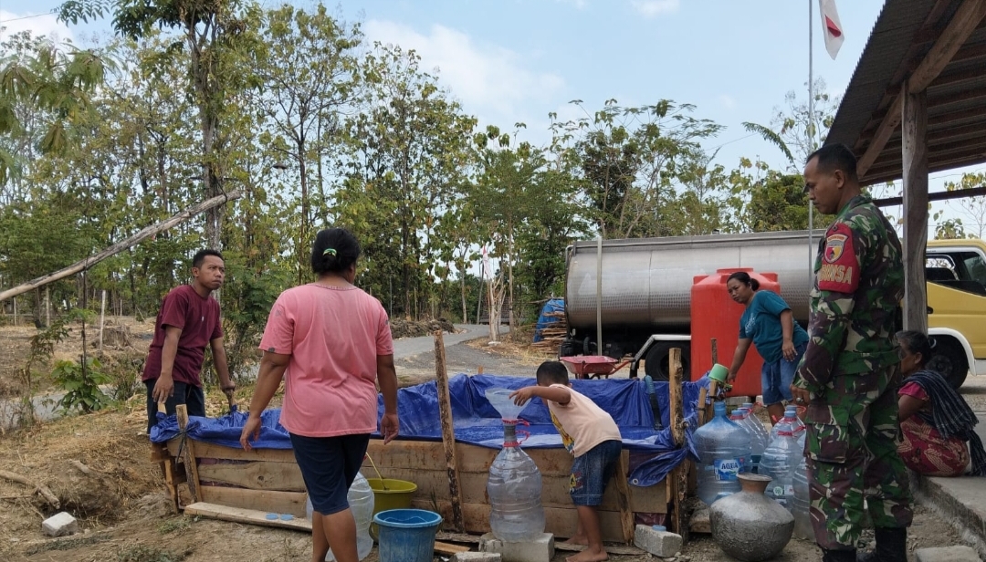 Peduli Air Bersih, Babinsa Koramil 01/Ngawi Kawal Distribusi Bantuan Air Untuk Warga Desa Binaan